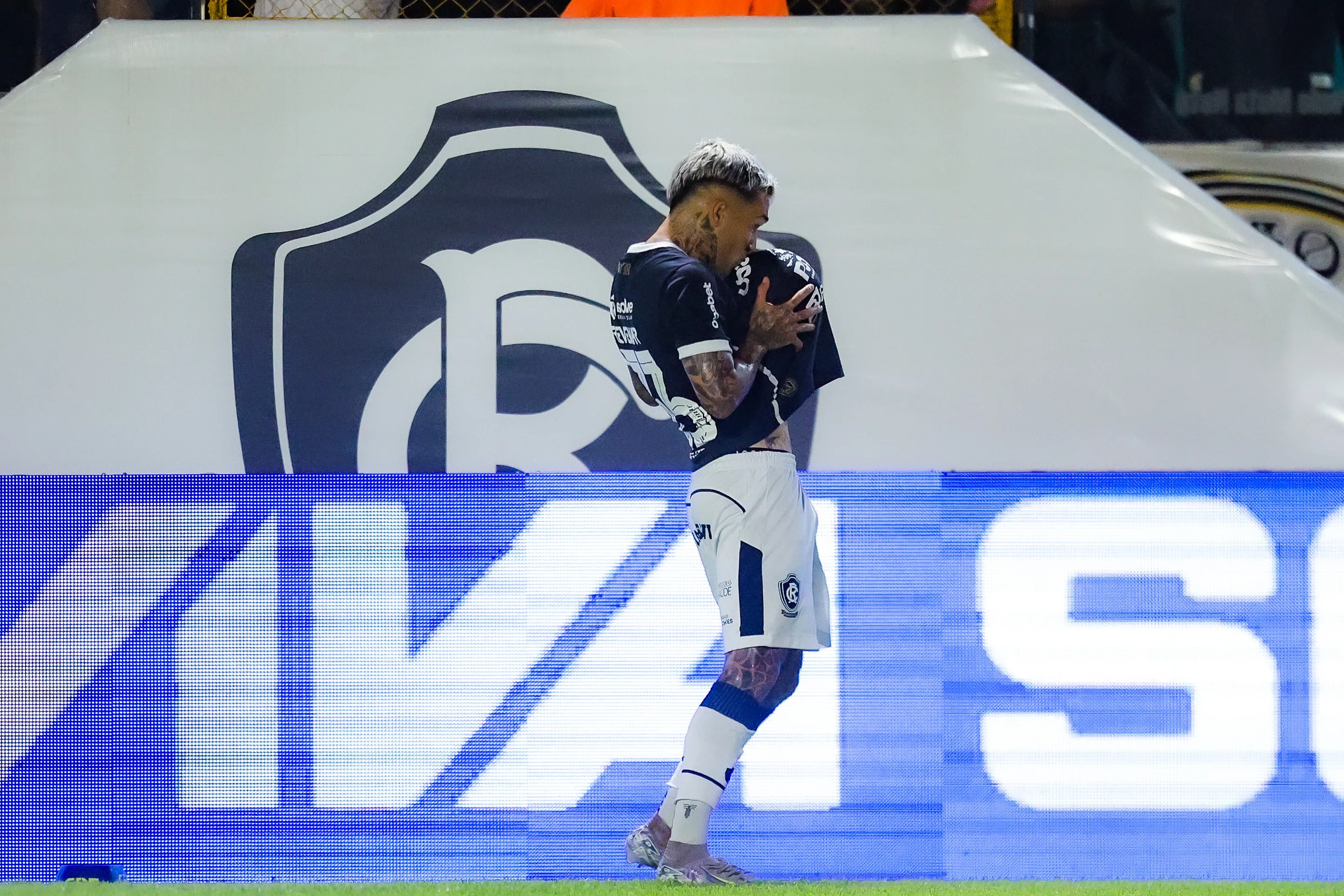 Diego Hernandez jogador do Remo comemora seu gol durante partida contra o Athletic Club no estadio Baenao pelo campeonato Brasileiro B 2025. Foto: Fernando Torres/AGIF