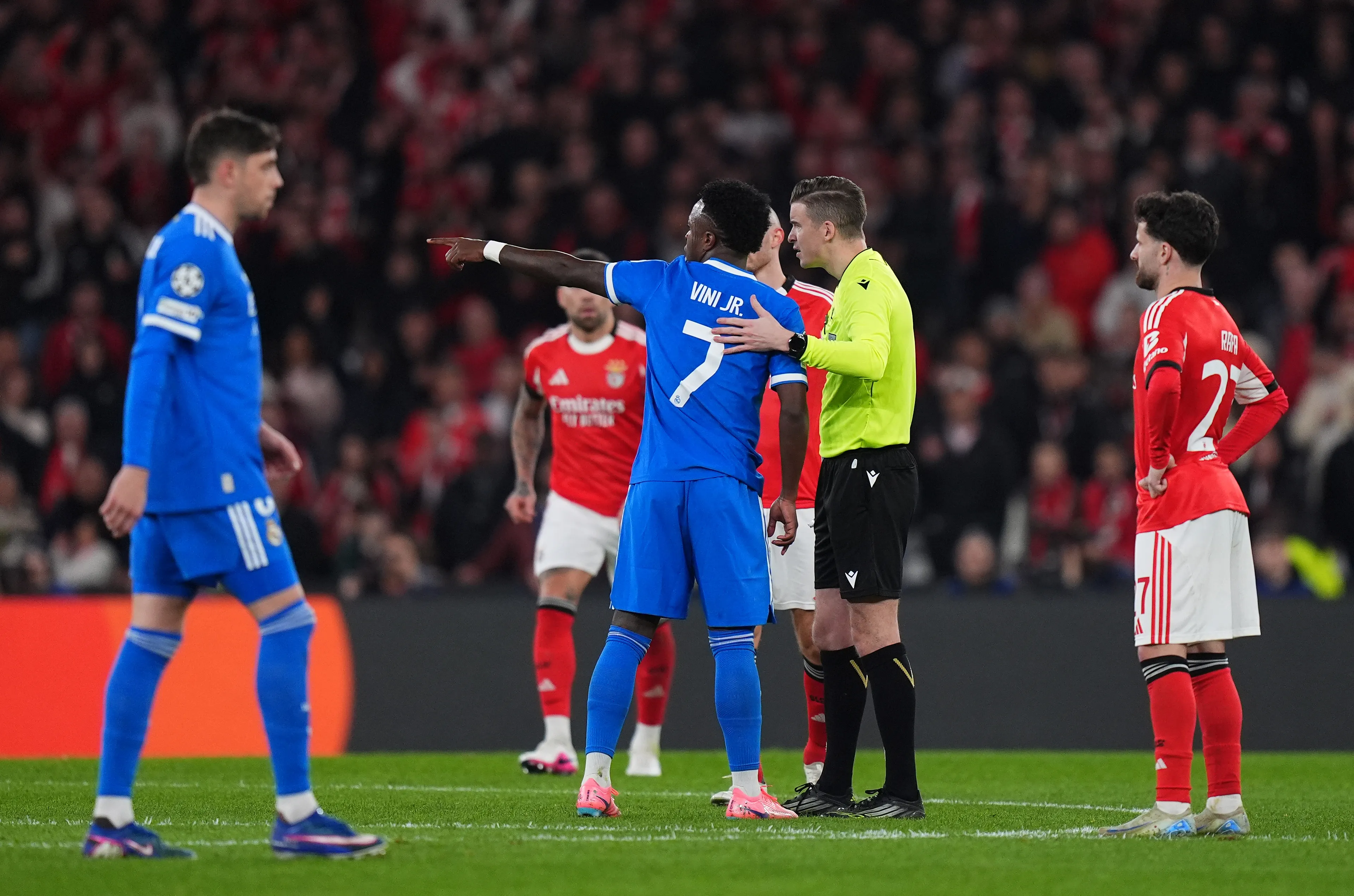 Vinicius Jr relatou ao árbitro ofensas durante o jogo. Foto: Angel Martinez/Getty Images