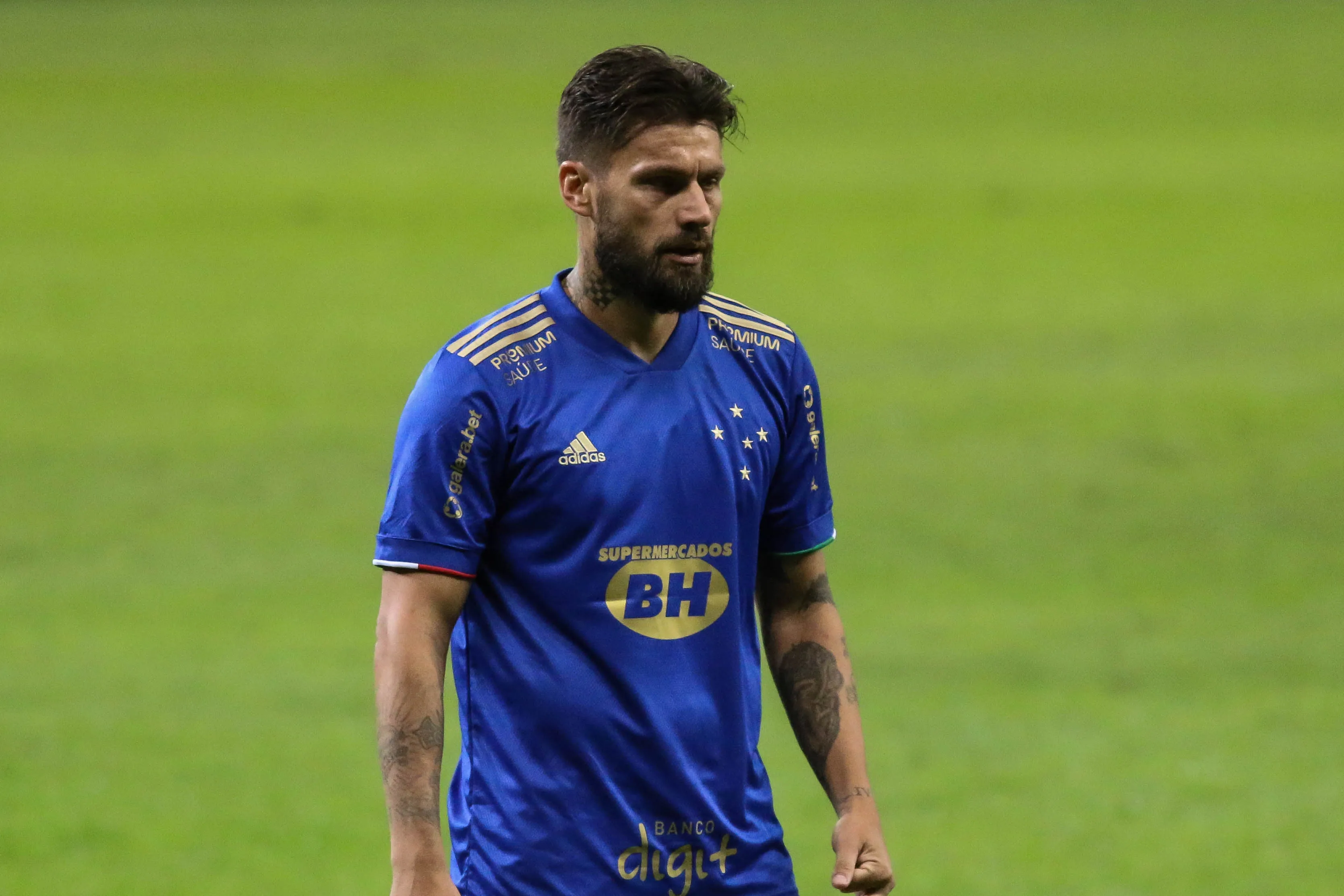 Rafael Sobis durante partida contra o Guarani na Série B de 2021. Foto: Fernando Moreno/AGIF