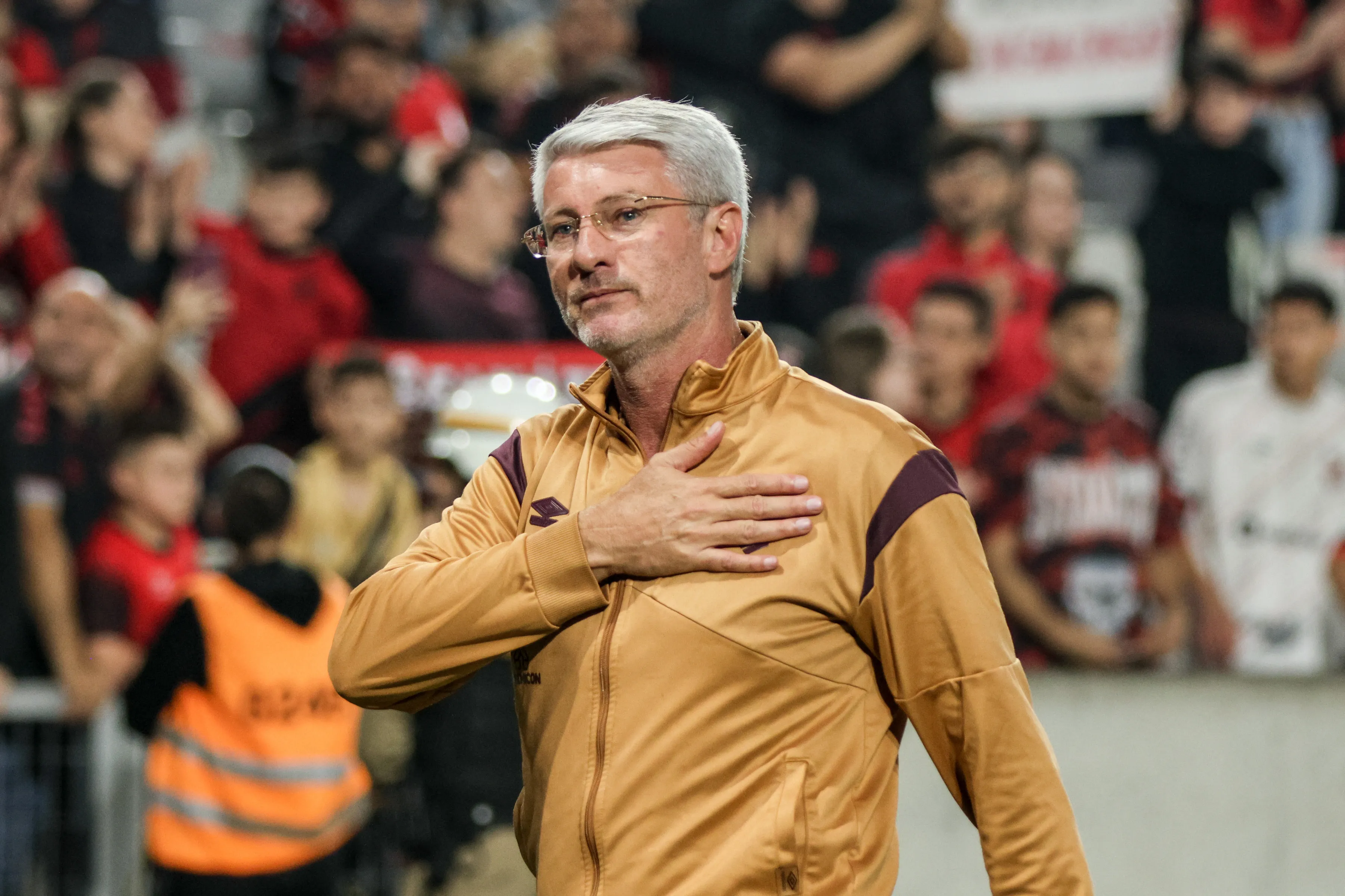 Odair Hellmann durante confronto contra o América-MG na Série B de 2025. Foto: Robson Mafra/AGIF