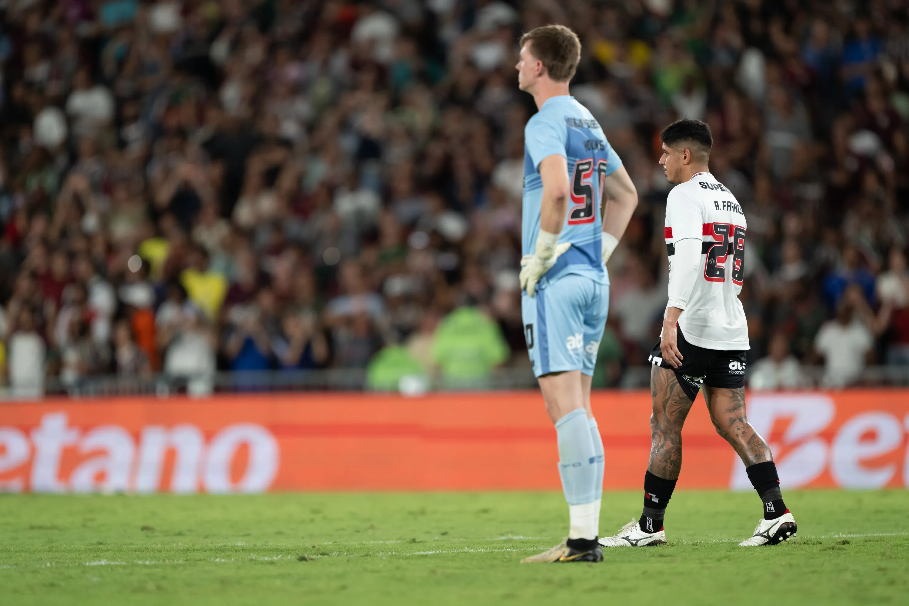 Young goleiro do Sao Paulo lamenta durante partida contra o Fluminense no estadio Maracana pelo campeonato Brasileiro A 2025. Foto: Jorge Rodrigues/AGIF
