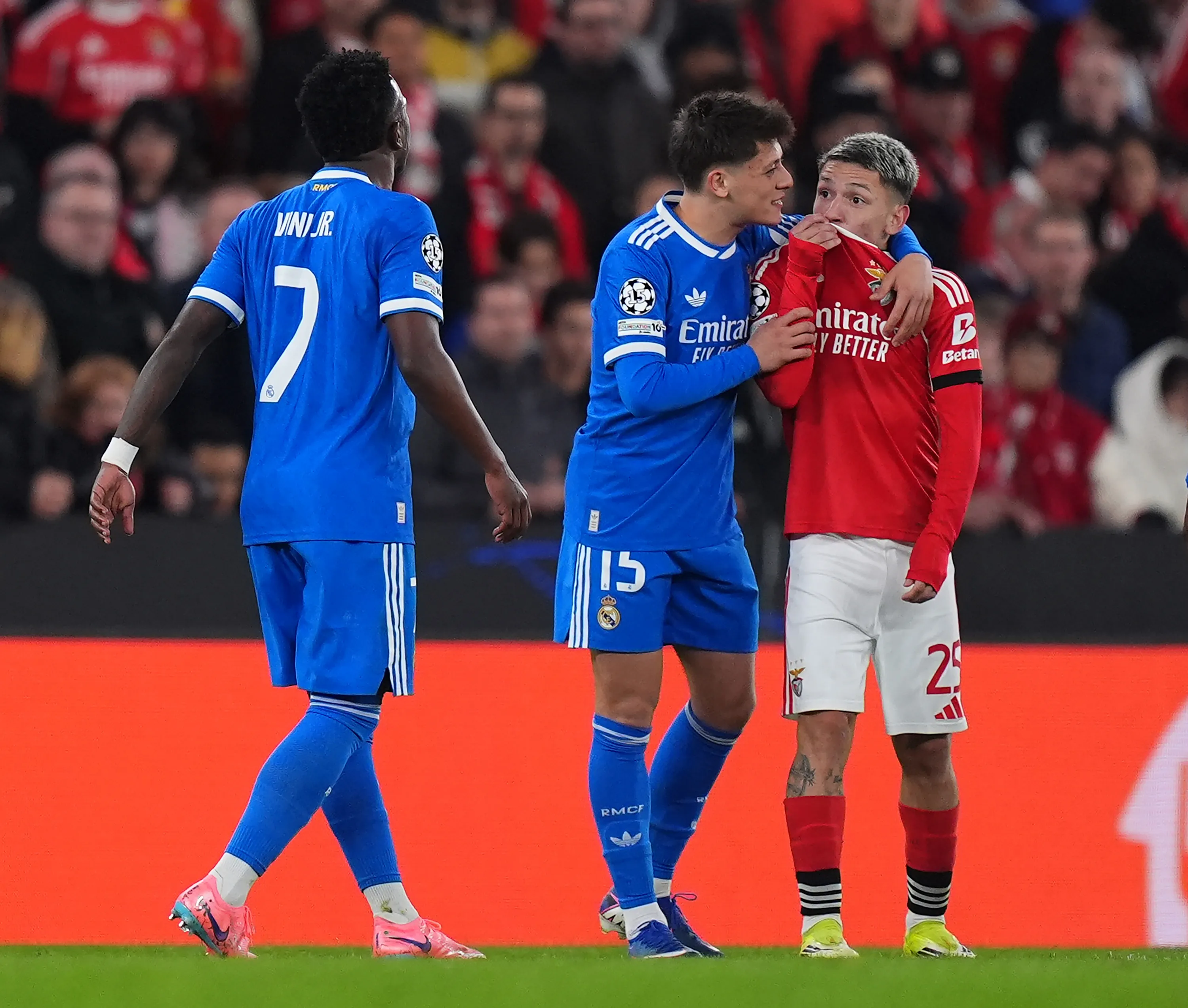 Vini Jr relatou ofensas racistas proferidas por Prestianni (D), do Benfica. Foto: Angel Martinez/Getty Images)