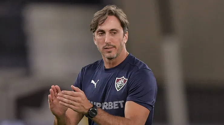 Luis Zubeldia tecnico do Fluminense durante partida contra o Botafogo no estadio Engenhao pelo campeonato Carioca 2026. Foto: Thiago Ribeiro/AGIF