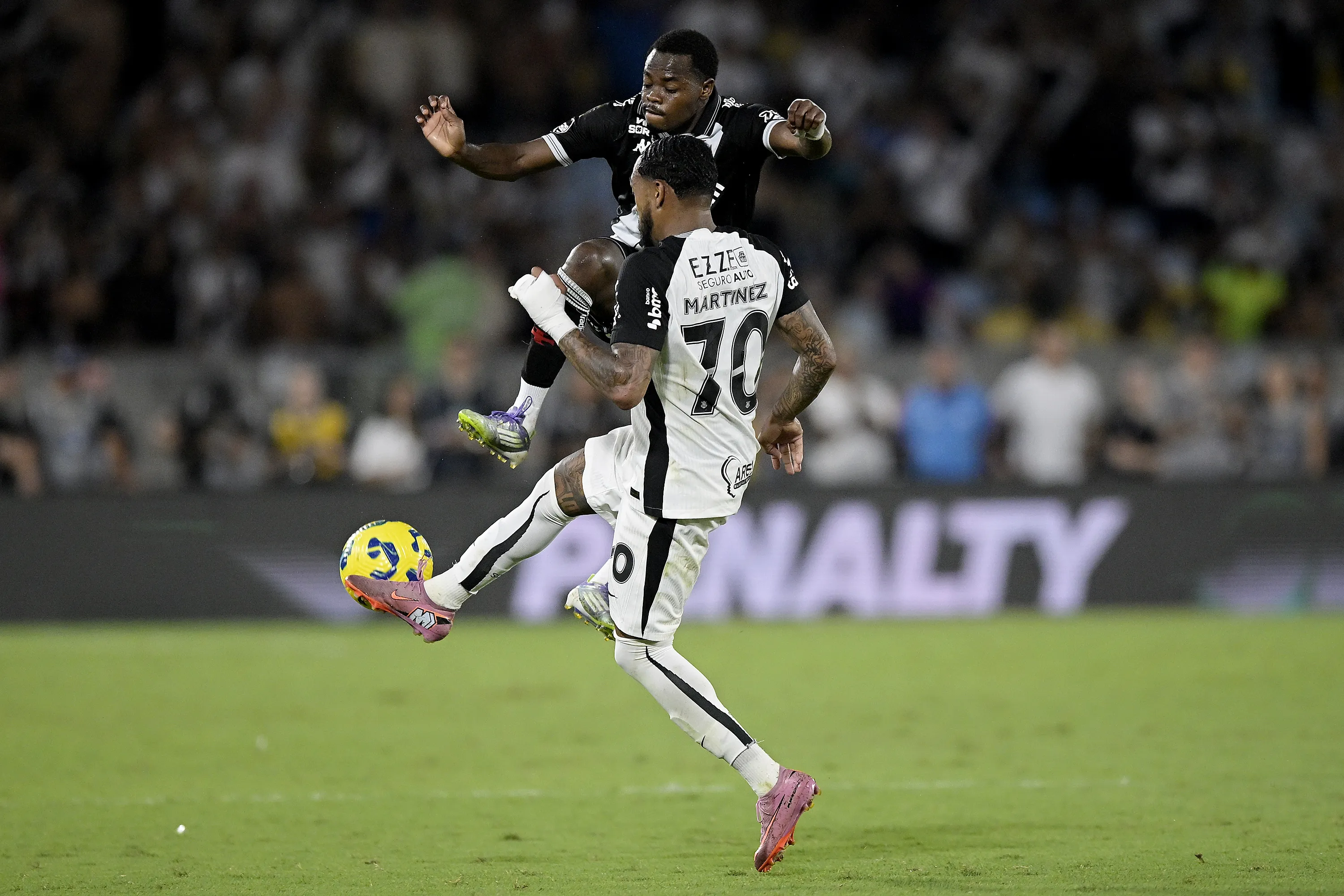 Vasco disputa lance com Jose Martinez jogador do Corinthians durante partida no estadio Maracana pelo campeonato Copa Do Brasil 2025. Foto: Alexandre Loureiro/AGIF