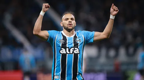 Martin Braithwaite jogador do Gremio comemora seu gol durante partida contra o Fortaleza no estadio Arena do Gremio pelo campeonato Brasileiro A 2025.