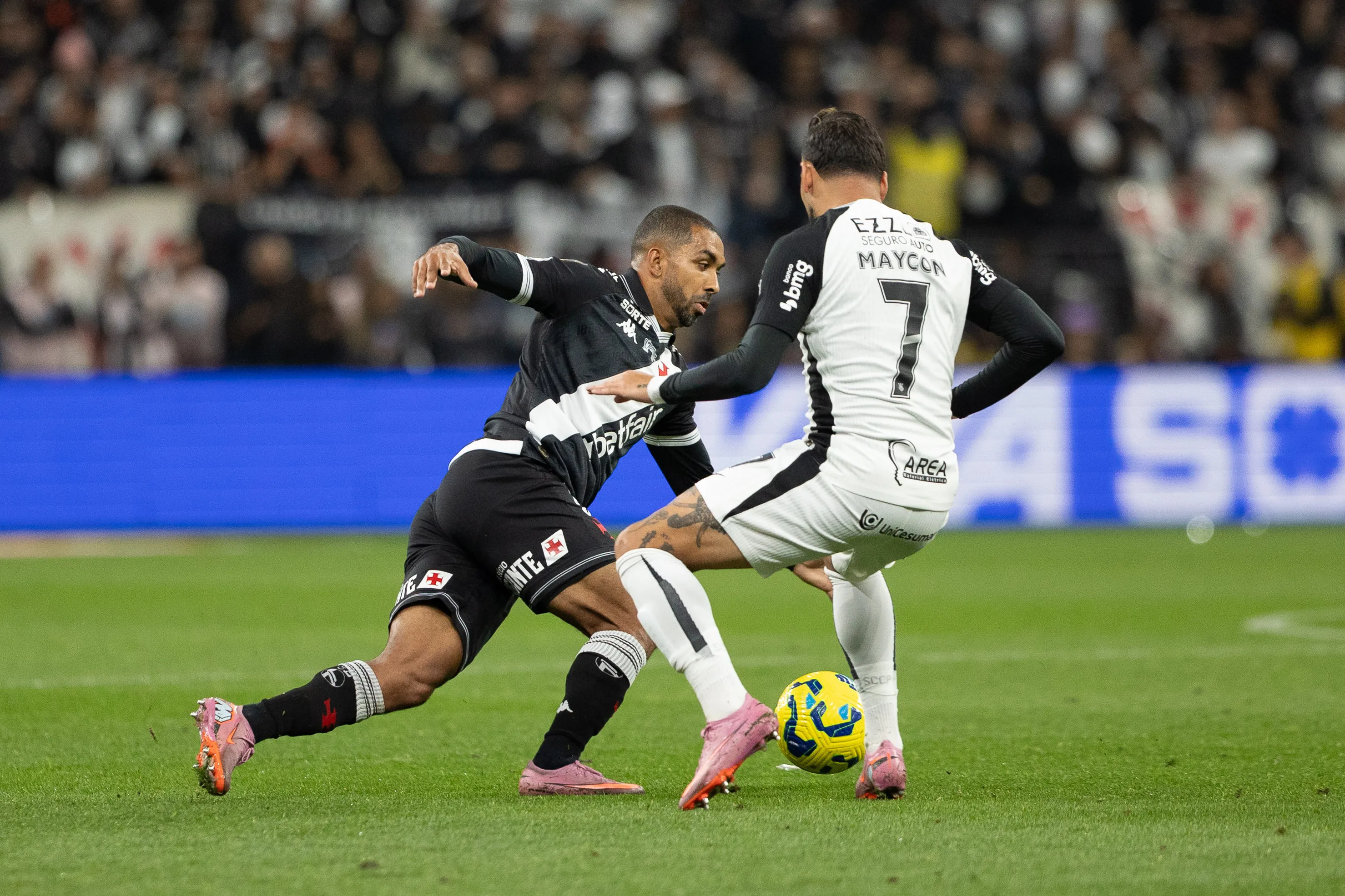 Maycon jogador do Corinthians disputa lance com Paulo Henrique jogador do Vasco durante partida no estadio Arena Corinthians pelo campeonato Copa Do Brasil 2025. Foto: Joisel Amaral/AGIF