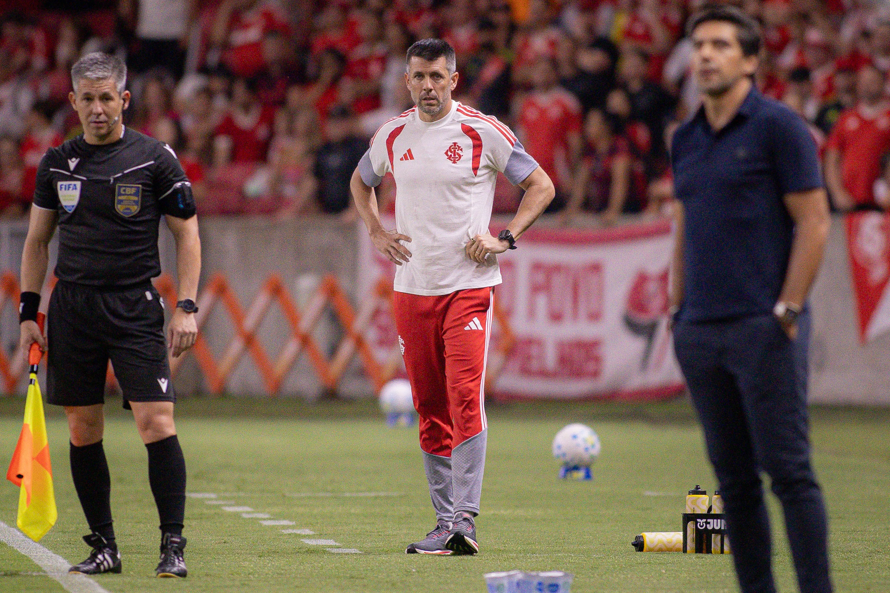 Paulo Pezzolano comandando o Internacional – Foto: Maxi Franzoi/AGIF
