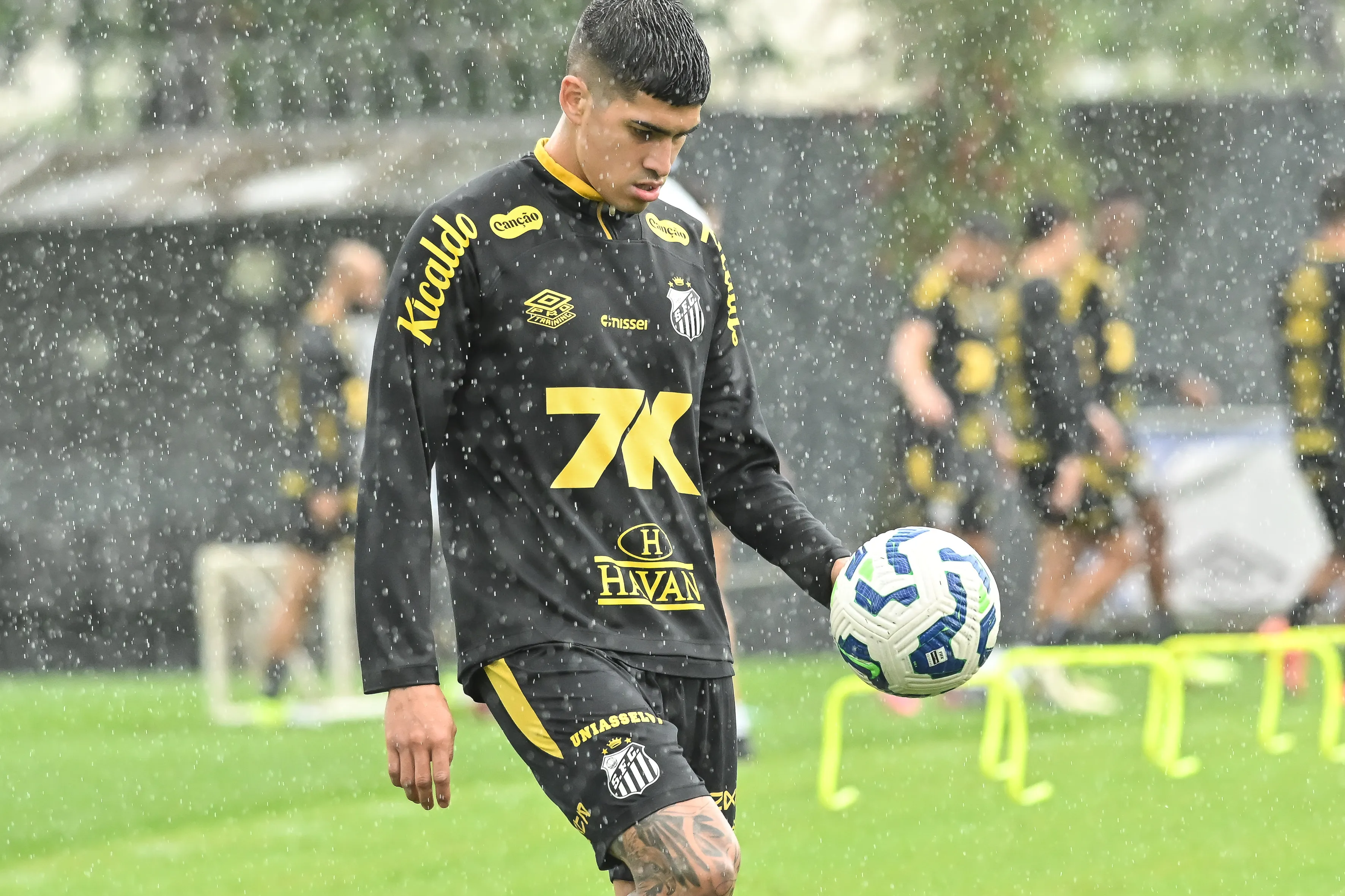 Adonis Frias jogador do Santos durante treino no Centro de Treinamento CT Rei Pele – Foto: Jota Erre/AGIF