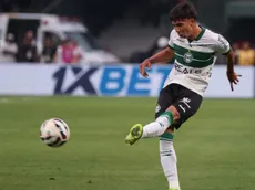 Coritiba aposta na base e renova com João Almeida