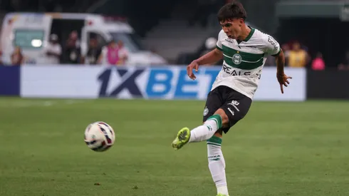 João Almeida, lateral do Coritiba. Foto: Robson Mafra/AGIF