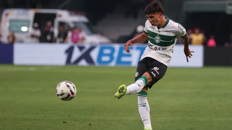João Almeida, lateral do Coritiba. Foto: Robson Mafra/AGIF