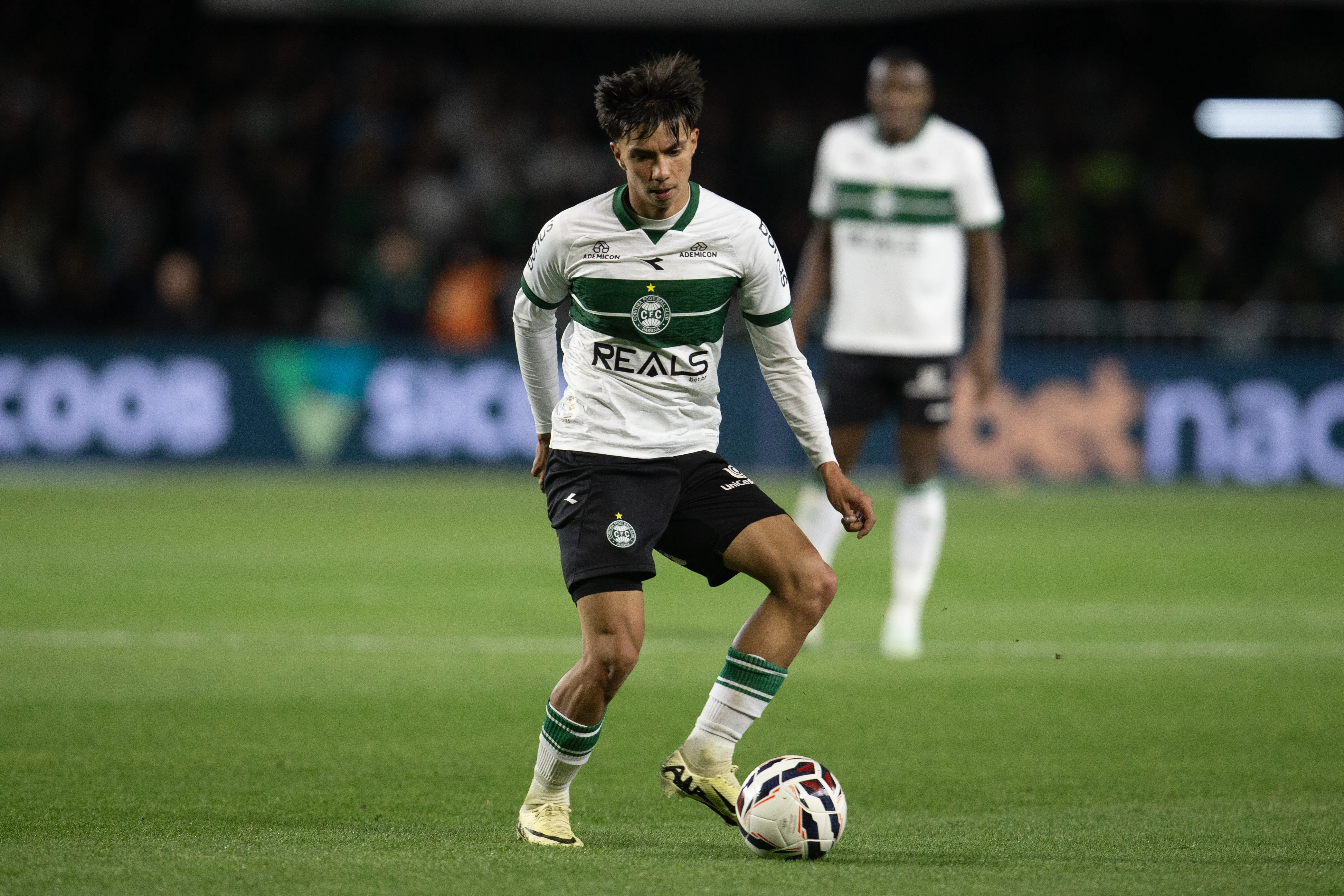 PR – CURITIBA – 12/09/2025 – BRASILEIRO B 2025, CORITIBA X GOIAS – Joao Almeida jogador do Coritiba durante partida contra o Goias no estadio Couto Pereira pelo campeonato Brasileiro B 2025. Foto: Hedeson Alves/AGIF