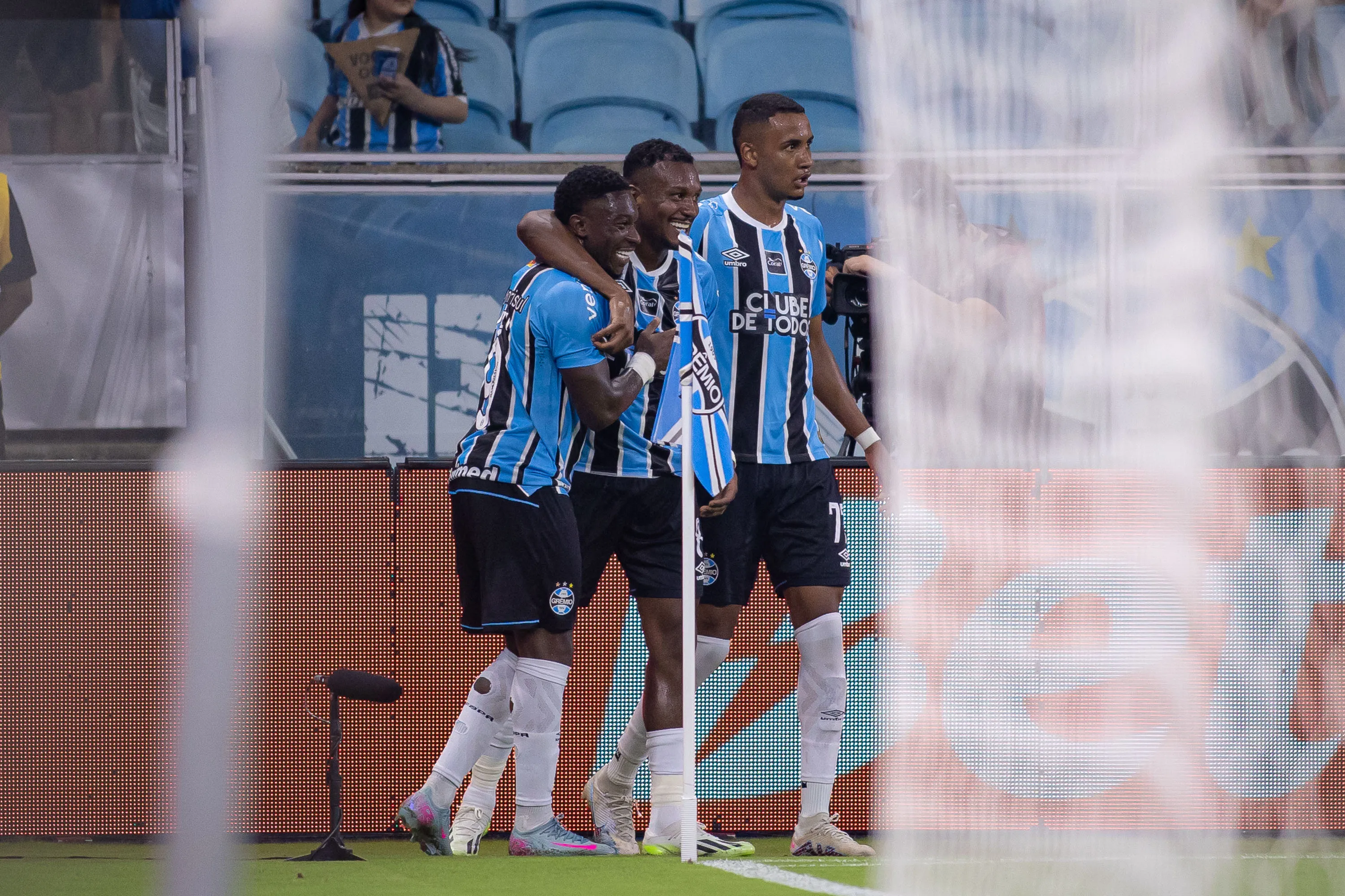 RS – PORTO ALEGRE – 04/02/2026 – BRASILEIRO A 2026, GREMIO X BOTAFOGO – Edenilson jogador do Gremio comemora seu gol com Francis Amuzu jogador da sua equipe durante partida contra o Botafogo no estadio Arena do Gremio pelo campeonato Brasileiro A 2026. Foto: Maxi Franzoi/AGIF