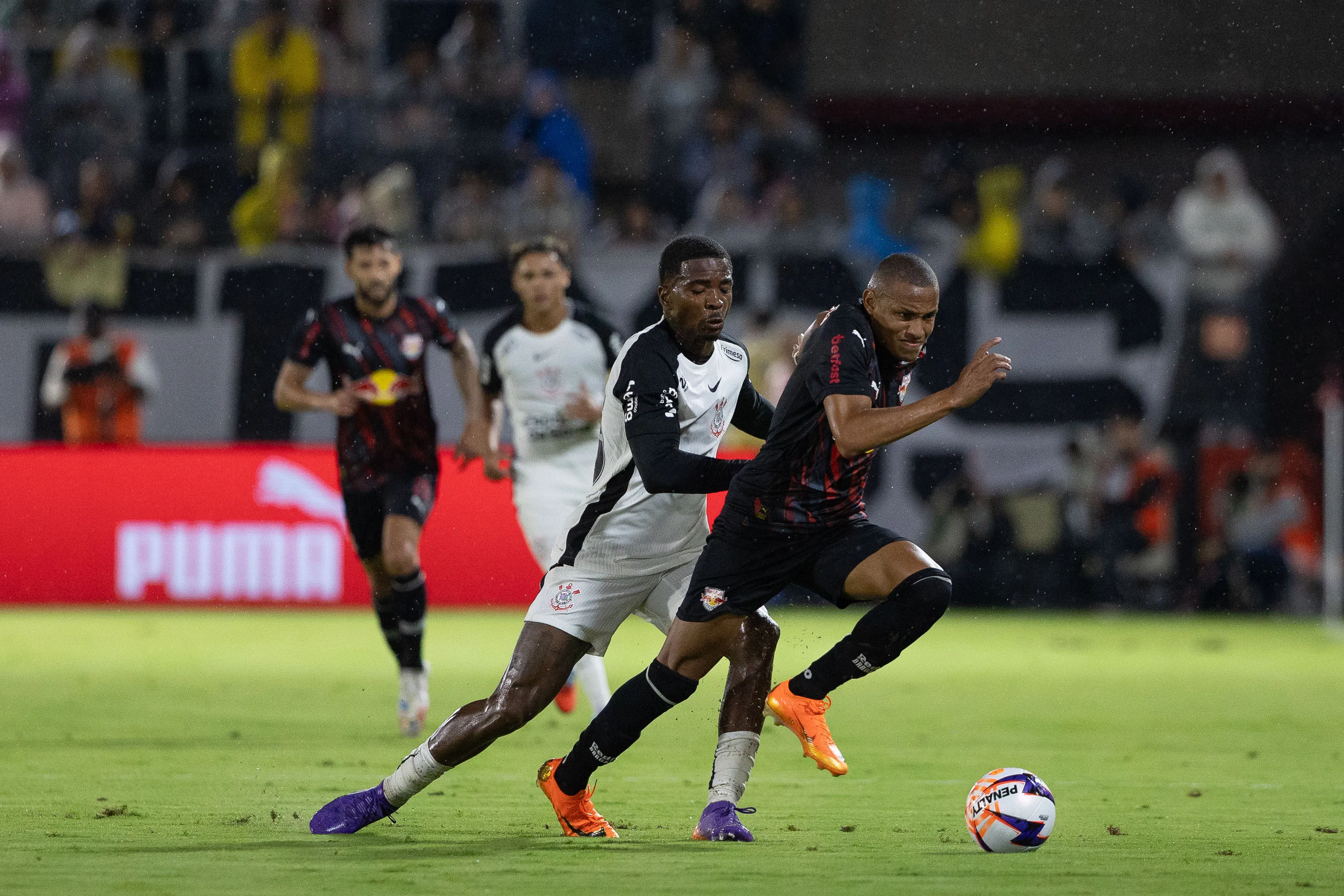 jogador do Bragantino disputa lance com CACA jogador do Corinthians durante partida no estadio Cicero De Souza Marques pelo campeonato Paulista 2026. Foto: Joisel Amaral/AGIF