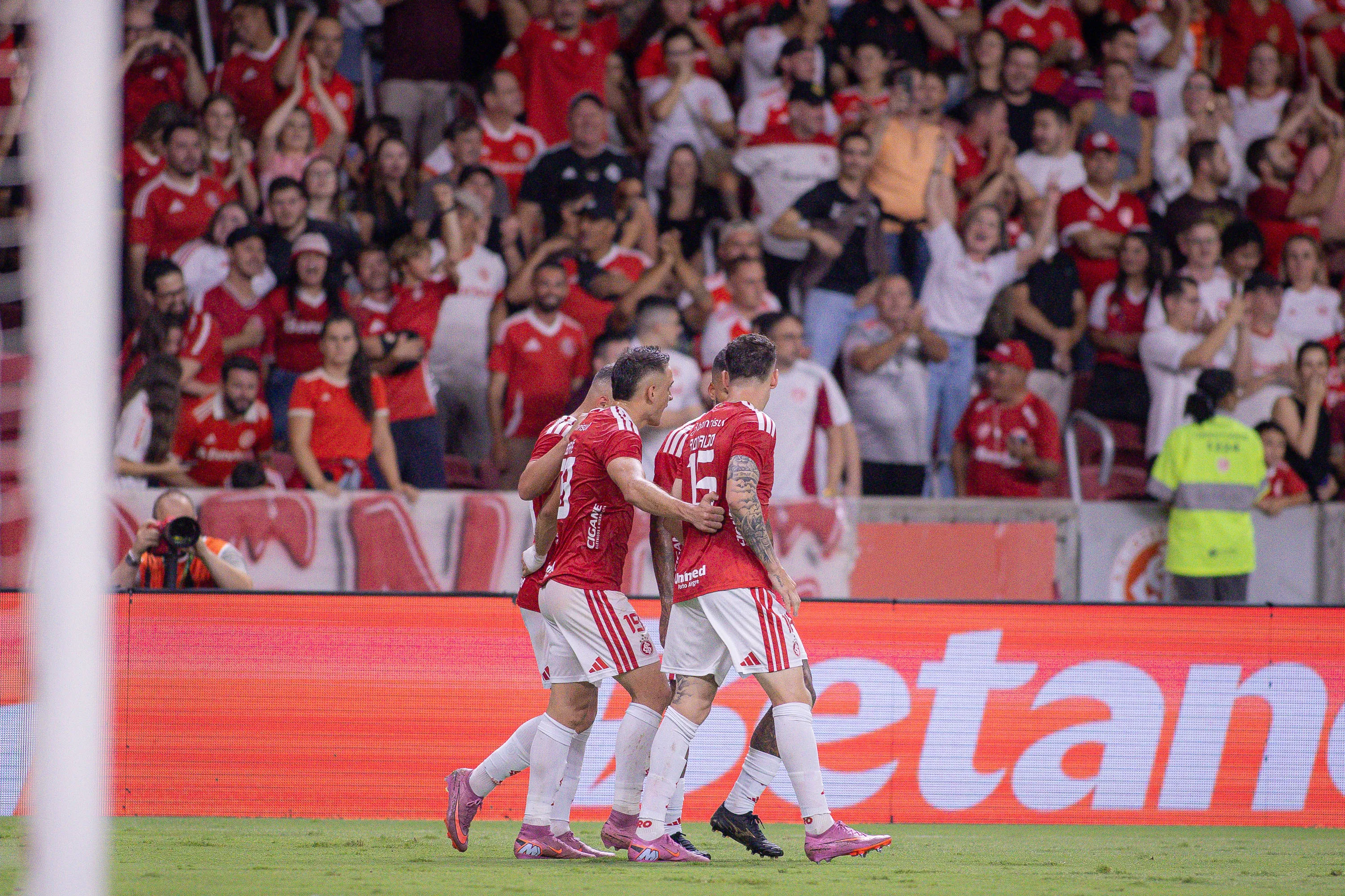 Ronaldo jogador do Internacional comemora seu gol com jogadores do seu time durante partida contra o Palmeiras no estadio Beira-Rio pelo campeonato Brasileiro A 2026. Foto: Maxi Franzoi/AGIF
