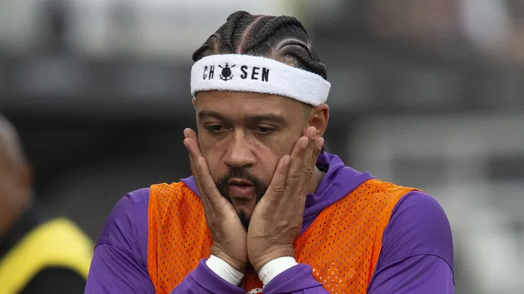 Memphis Depay tem contrato até o meio do ano com o Corinthians.