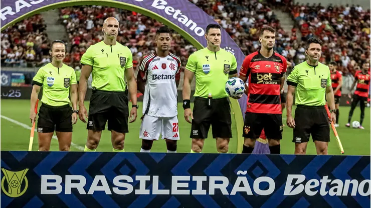 Jogadores do Sport e Flamengo posam para fotos ao lado do arbitro antes na partida no estadio Arena Pernambuco pelo campeonato Brasileiro A 2025. Foto: Paulo Sergio Souza Xavier/AGIF