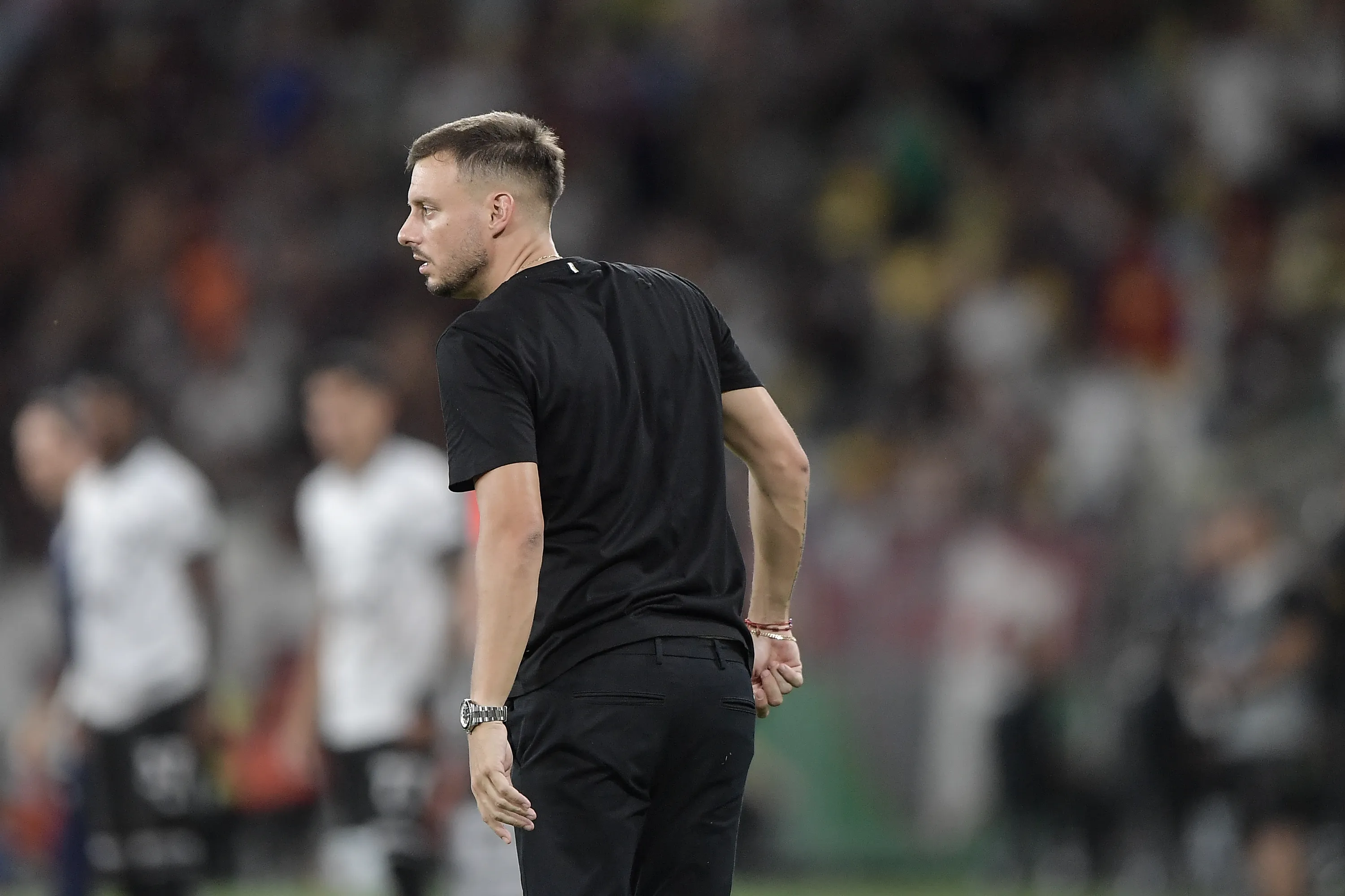 Martin Anselmi tecnico do Botafogo durante partida contra o Fluminense no estadio Maracana pelo campeonato Brasileiro A 2026. Foto: Thiago Ribeiro/AGIF