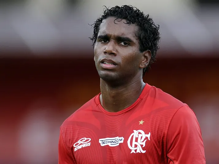 Luiz Antônio liga alerta no Flamengo para possível pressão do Lanús