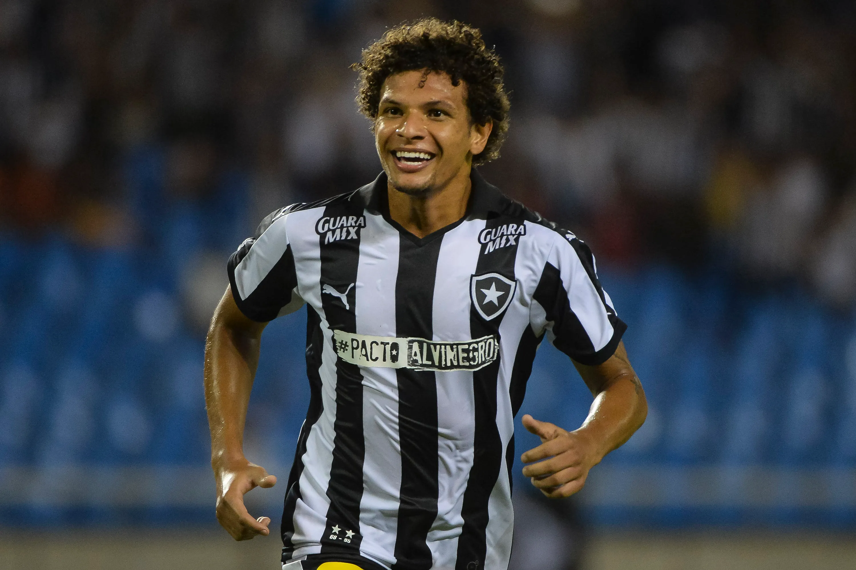 Rio de Janeiro – RJ – 01/09/15 – BRASILEIRO B 2015, BOTAFOGO X ATLETICO-GO – Willian Arao do Botafogo comemora durante partida contra o Atletico-GO durante partida no estadio Engenhao pelo Campeonato Brasileiro B 2015. Foto: Fernando Soutello/AGIF