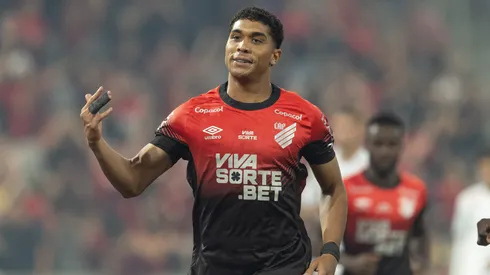 Julimar, do Athletico-PR, diante do Santos no Brasileiro