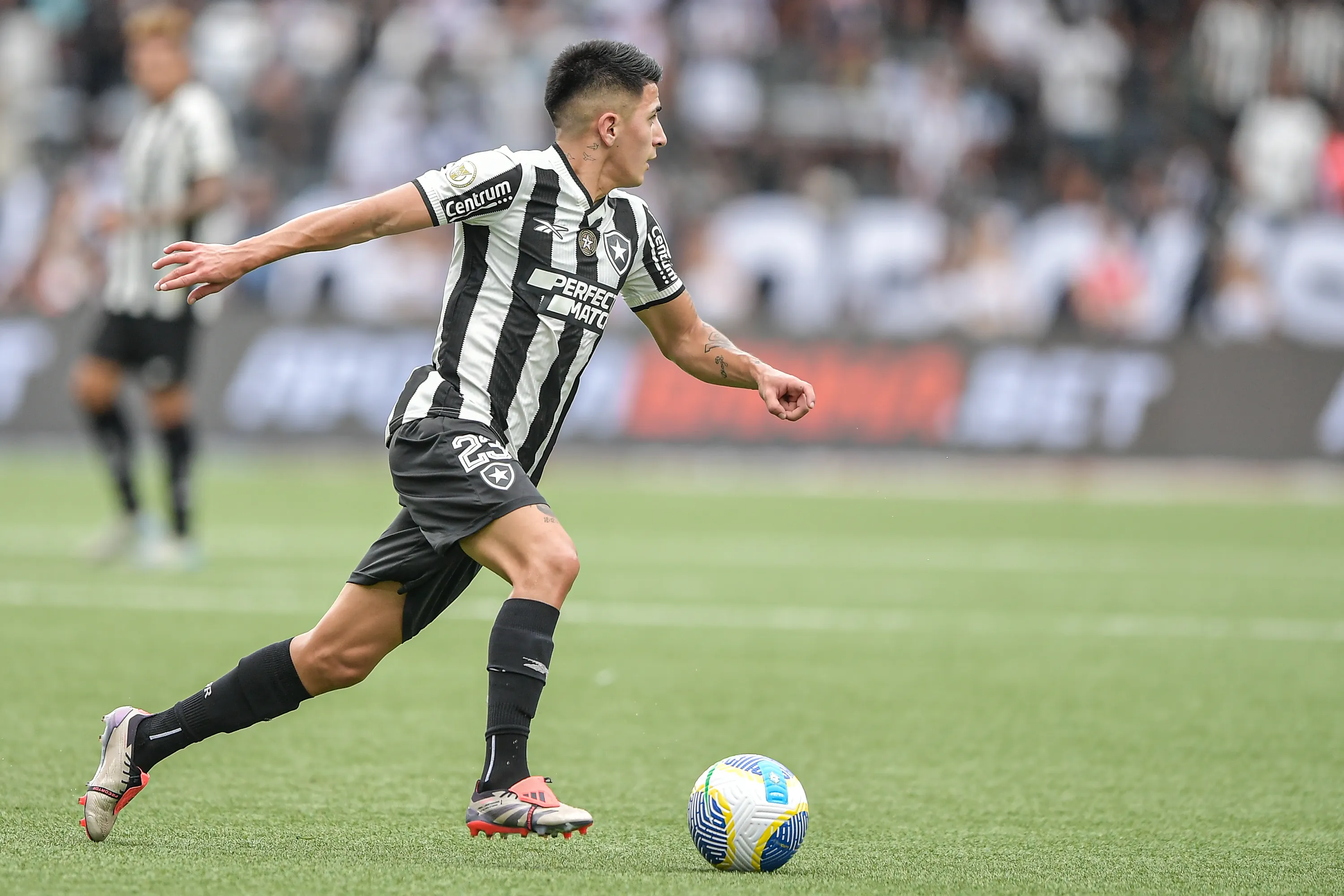 RJ – RIO DE JANEIRO – 08/12/2024 – BRASILEIRO A 2024, BOTAFOGO X SAO PAULO – Almada jogador do Botafogo durante partida contra o Sao Paulo no estadio Engenhao pelo campeonato Brasileiro A 2024. Foto: Thiago Ribeiro/AGIF