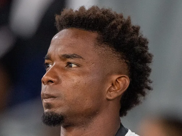 Thiago Mendes sofre lesão no joelho