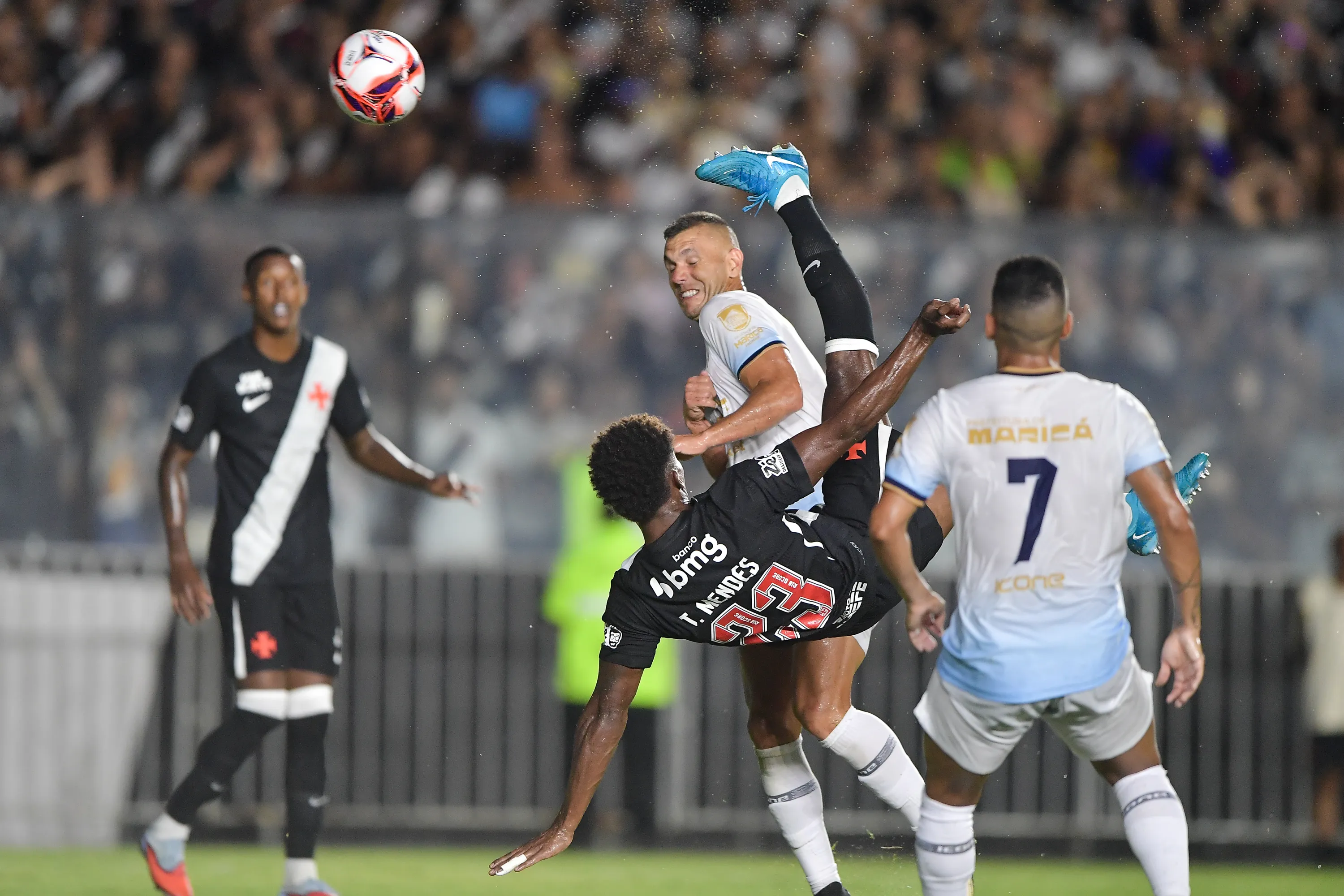 Thiago Mendes tenta bicicleta durante partida contra o Marica no estadio Sao Januário. Foto: Thiago Ribeiro/AGIF