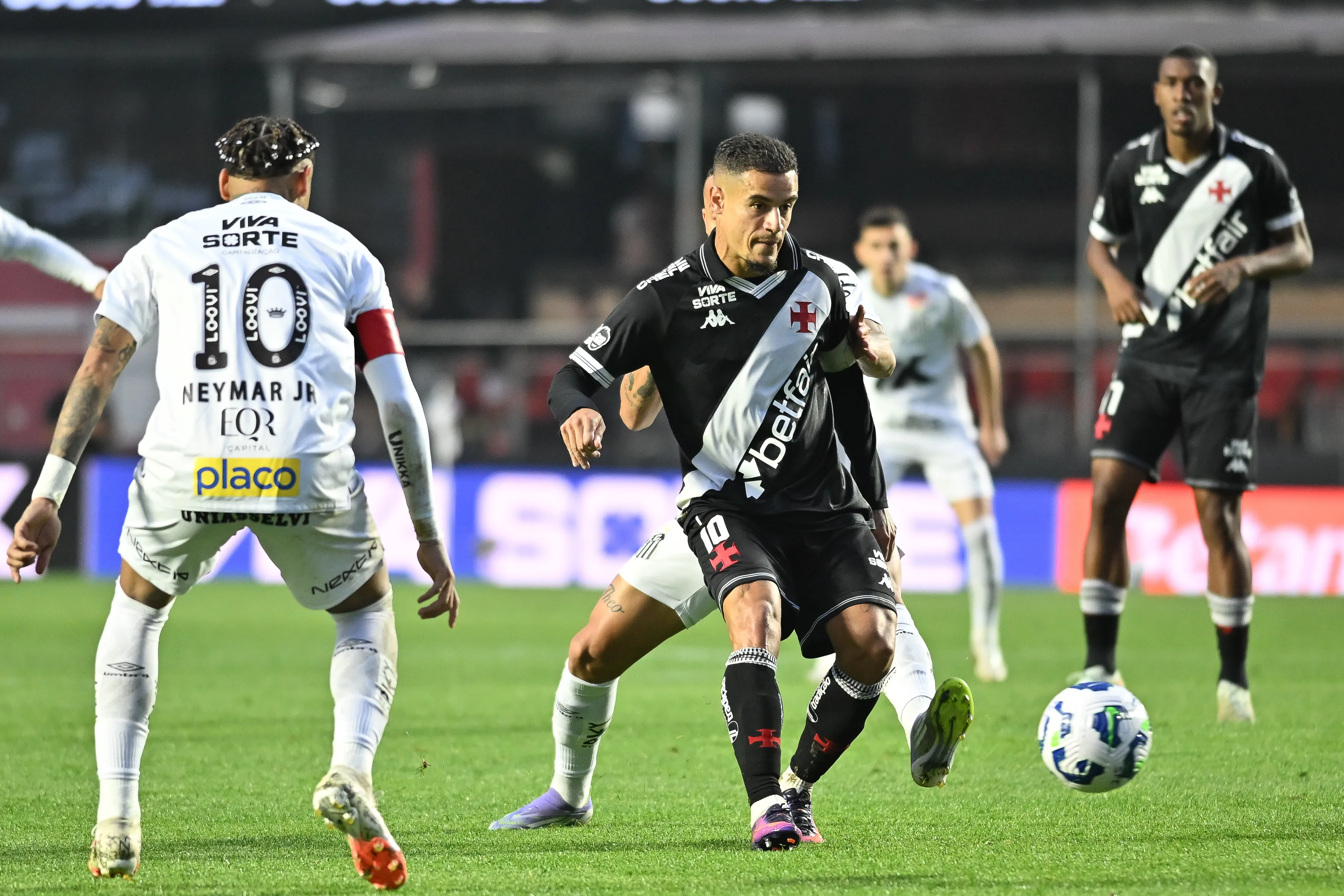 Coutinho jogador do Vasco durante partida contra o Santos no estadio Morumbi pelo campeonato Brasileiro A 2025.  Foto: Jota Erre/AGIF