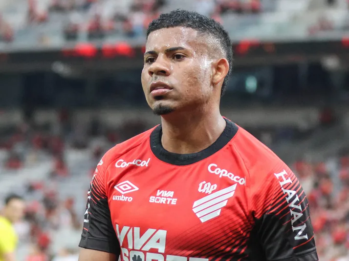 Gilberto, ex-Palmeiras, não vem rendendo no Athletico-PR