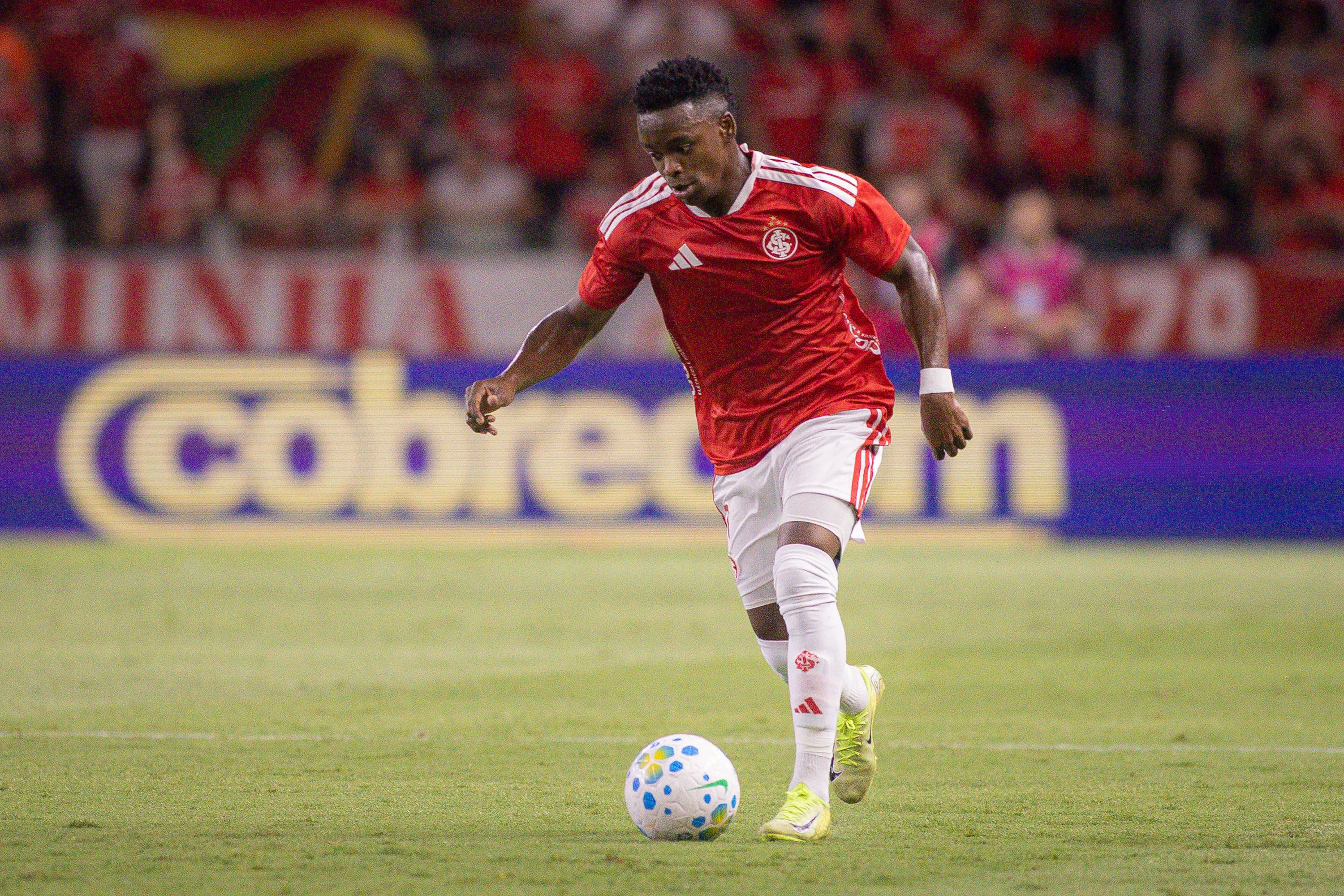 RS – PORTO ALEGRE – 12/02/2026 – BRASILEIRO A 2026, INTERNACIONAL X PALMEIRAS – Johan Carbonero jogador do Internacional durante partida contra o Palmeiras no estadio Beira-Rio pelo campeonato Brasileiro A 2026. Foto: Maxi Franzoi/AGIF