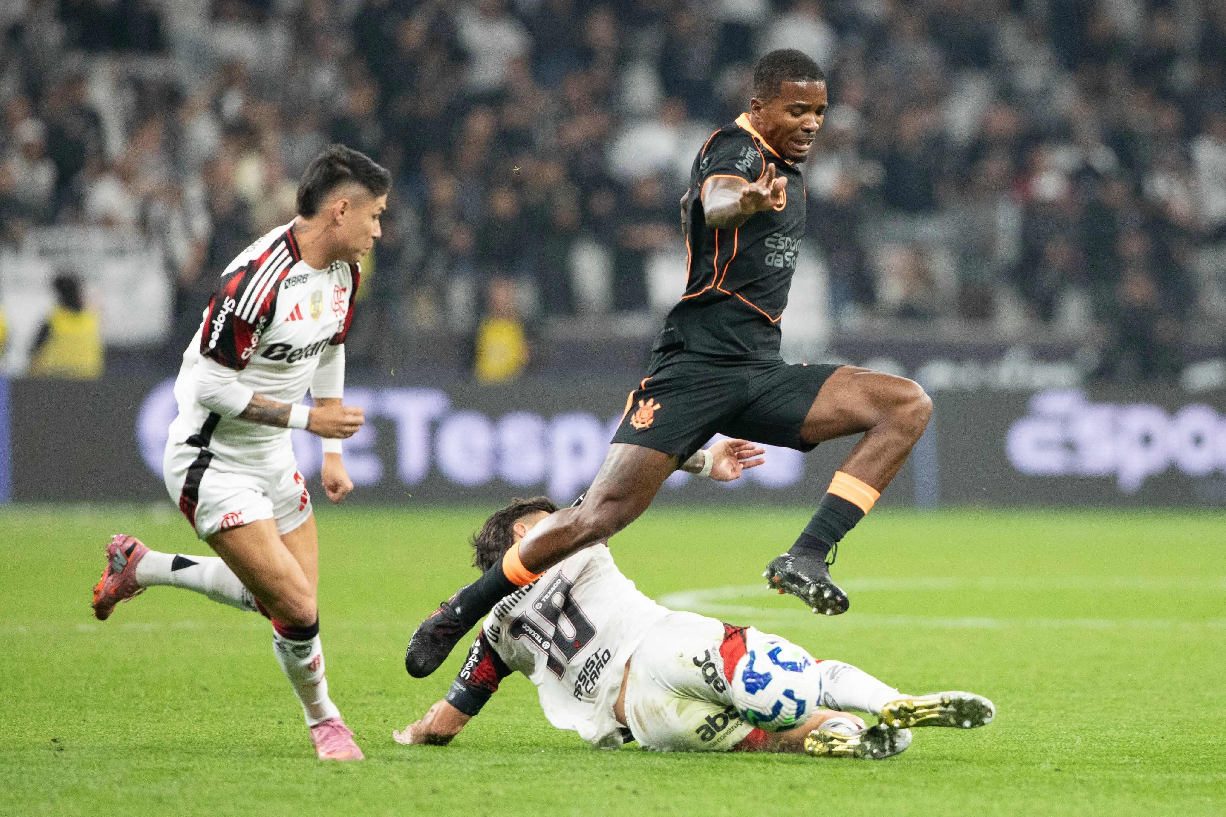Cacá em Corinthians x Flamengo pelo campeonato Brasileiro A 2025. Foto: Joisel Amaral/AGIF