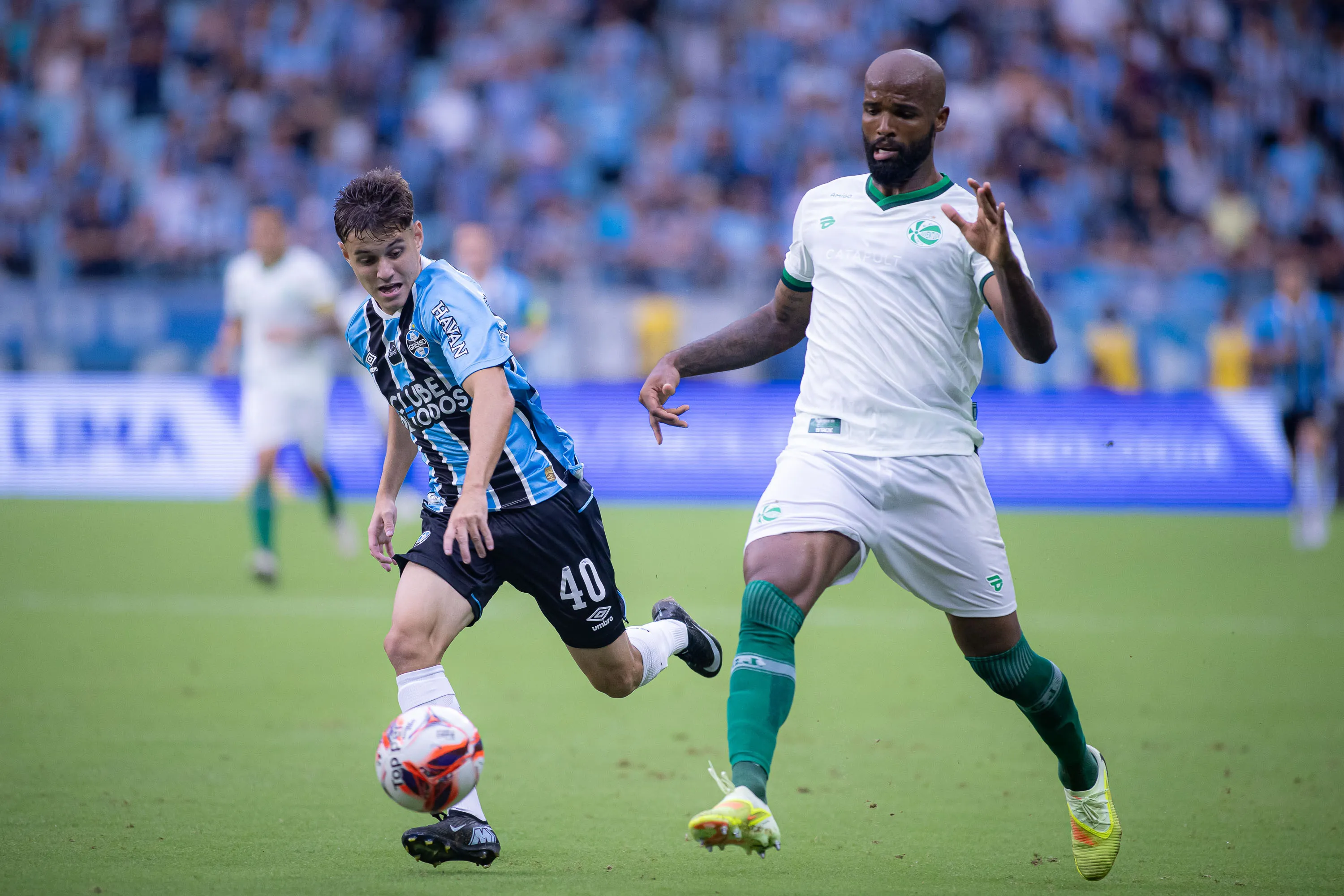 RS – PORTO ALEGRE – 15/02/2026 – GAUCHO 2026, GREMIO X JUVENTUDE – Jeferson Forneck jogador do Gremio disputa lance com Messias jogador do Juventude durante partida no estadio Arena do Gremio pelo campeonato Gaucho 2026. Foto: Maxi Franzoi/AGIF