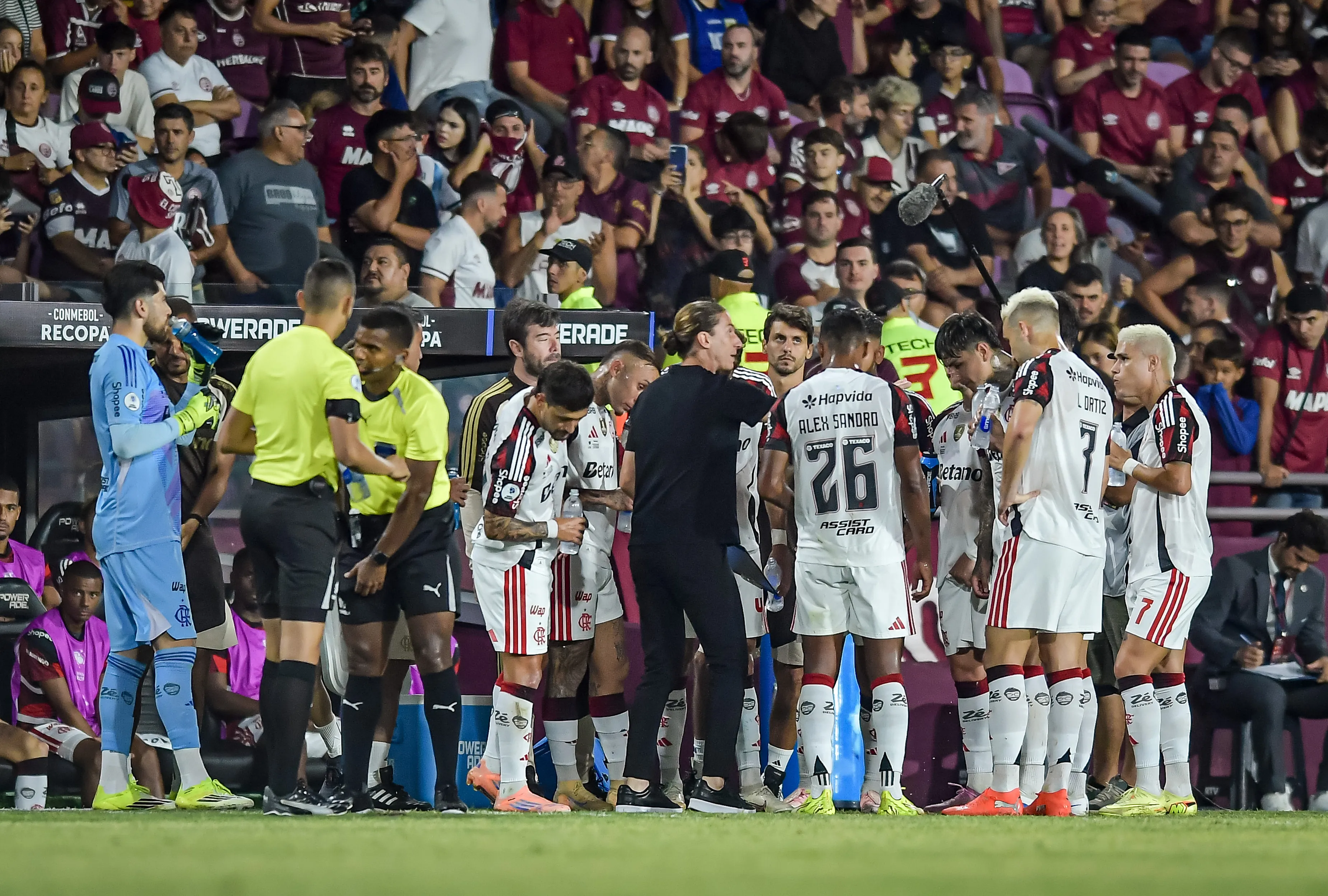 BUENOS AIRES, ARGENTINA – FEBRUARY 19: Head coach Filipe Luis of Flamengo gives instructions to his players during a cooling break during the CONMEBOL Recopa 2026 match between Lanus and Flamengo at Estadio Ciudad de Lanus Nestor DÌaz Perez on February 19, 2026 in Buenos Aires, Argentina. (Photo by Marcelo Endelli/Getty Images)