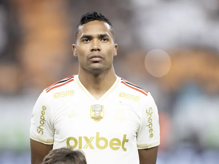 Alex Sandro vira alvo da torcida após derrota do Flamengo