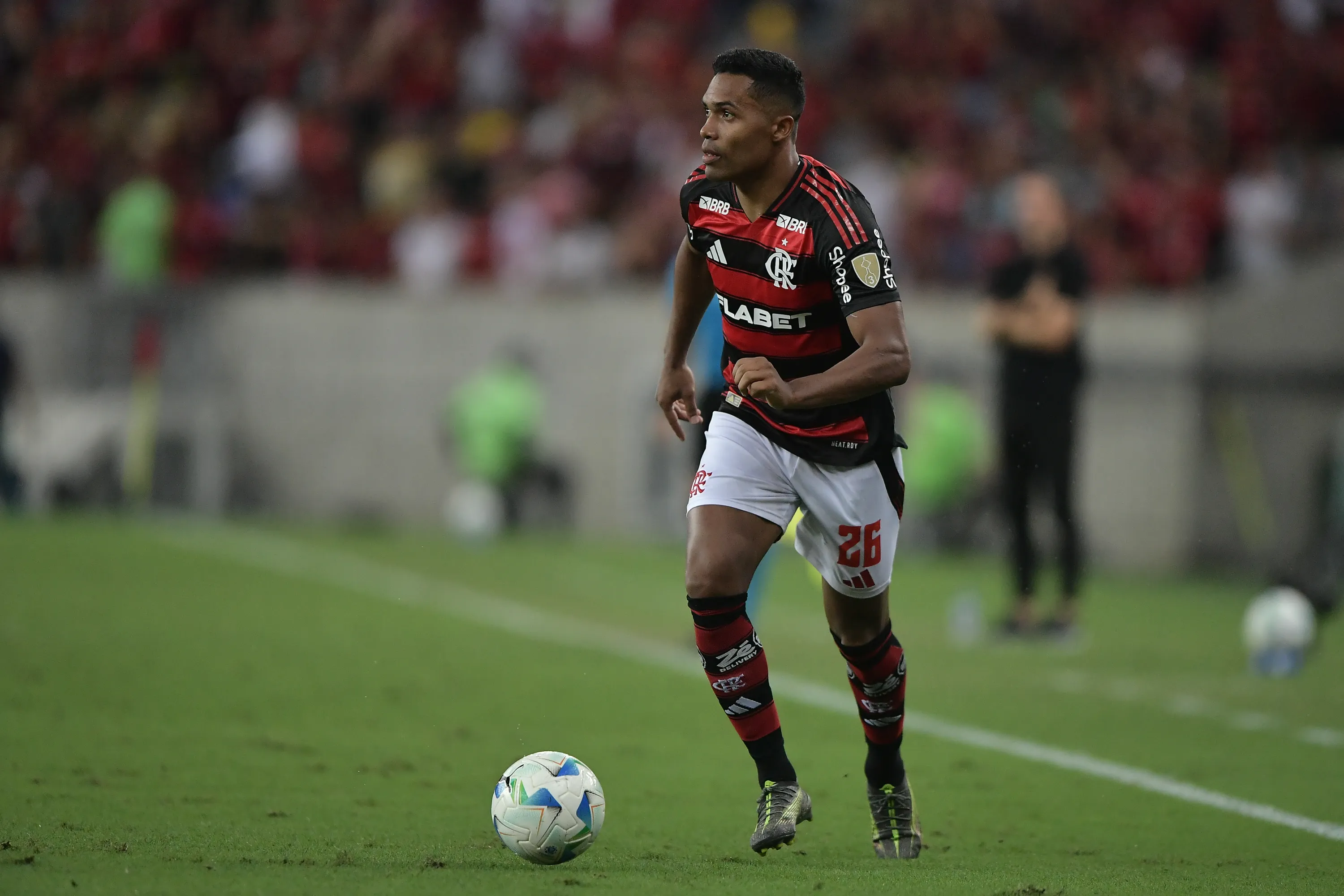 RJ – RIO DE JANEIRO – 28/05/2025 – COPA LIBERTADORES 2025, FLAMENGO X DEPORTIVO TACHIRA – Alex Sandro jogador do Flamengo durante partida contra o Deportivo Tachira no estadio Maracana pelo campeonato Copa Libertadores 2025. Foto: Thiago Ribeiro/AGIF