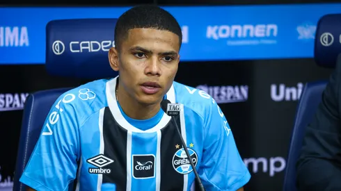 Vice-presidente de futebol Antonio Dutra Junior, ao lado do diretor de futebol Rafael Lima apresenta o atleta Jose Enamorado como novo reforço do Gremio para a temporada 2026. FOTO: LUCAS UEBEL/GREMIO FBPA