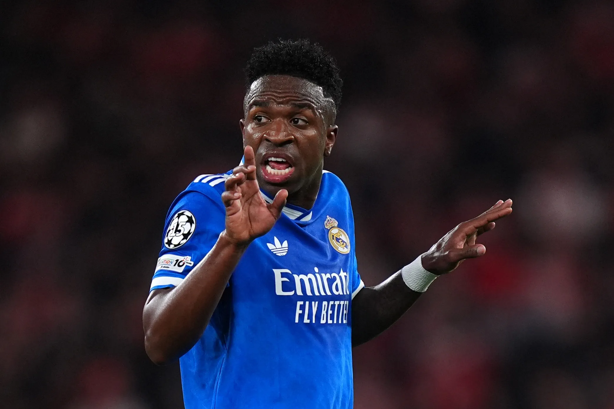 Vini Júnior reage após sofrer racismo em confronto entre Benfica e Real Madrid. (Photo by Angel Martinez/Getty Images)