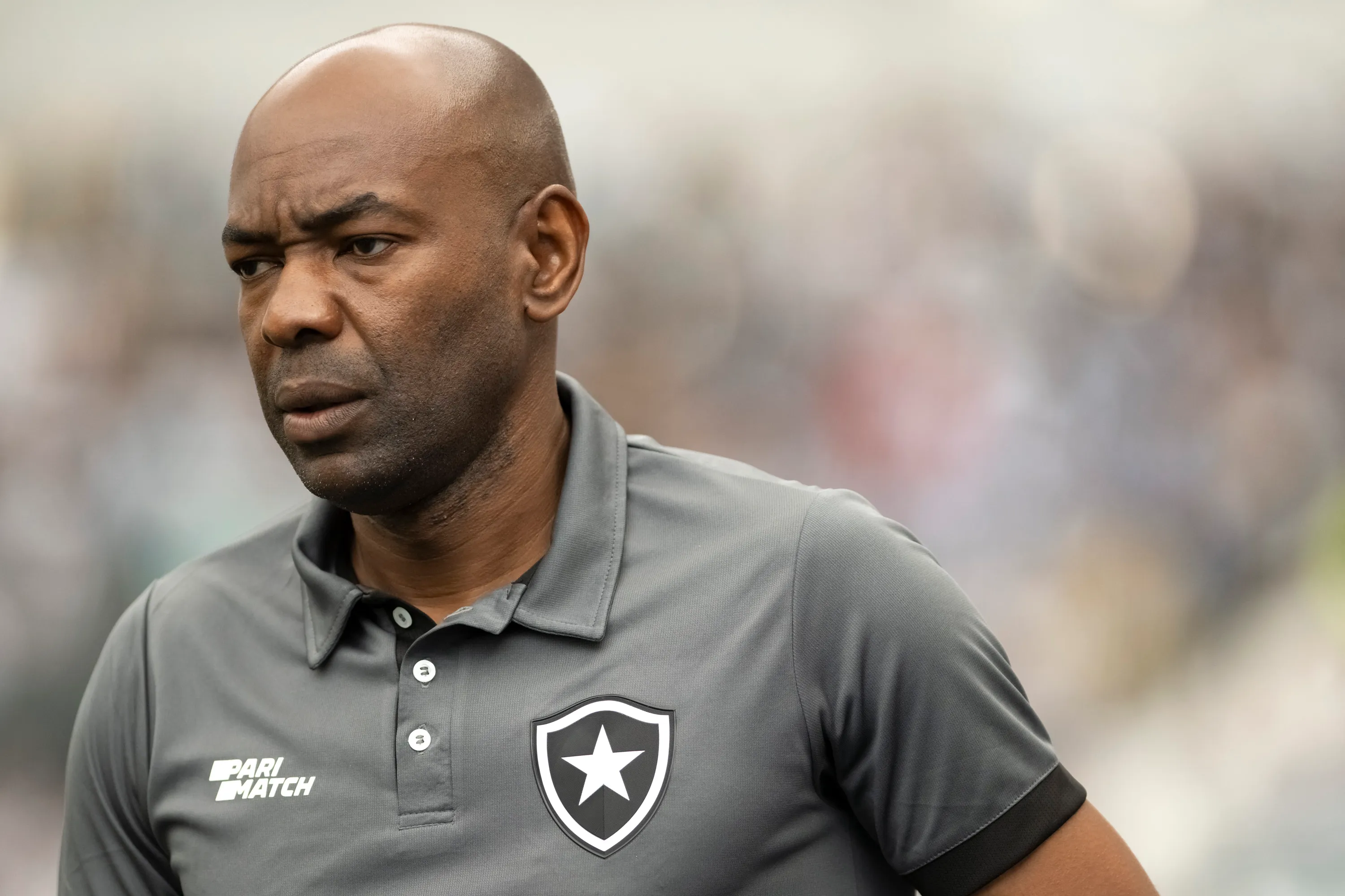 RJ – RIO DE JANEIRO – 02/07/2023 – BRASILEIRO A 2023, BOTAFOGO X VASCO – Claudio Cacapa tecnico do Botafogo durante partida contra o Vasco no estadio Engenhao pelo campeonato Brasileiro A 2023. Foto: Jorge Rodrigues/AGIF