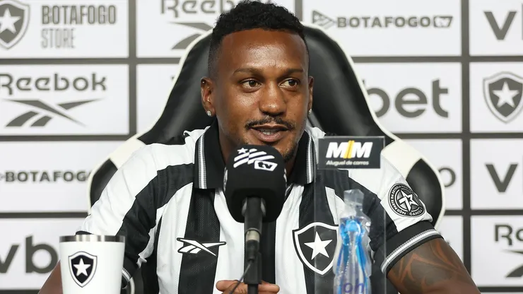 Foto: Vitor Silva/Botafogo - Edenílson durante coletiva de apresentação do Botafogo.