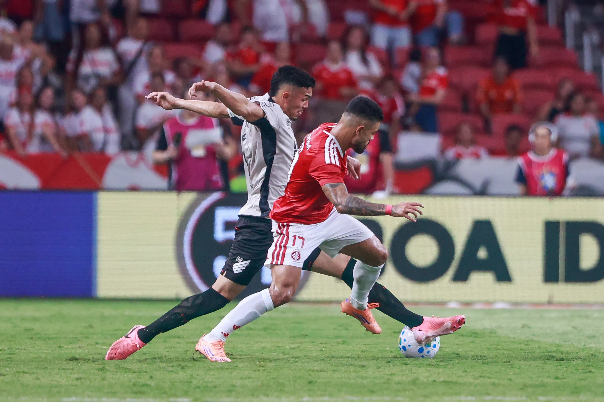 Bruno Tabata jogador do Internacional durante partida contra o Athletico-PR no estadio Beira-Rio pelo campeonato Brasileiro A 2026. Foto: Luiz Erbes/AGIF