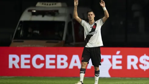 Estrella jogador do Vasco comemora seu gol durante partida contra o Sao Paulo no estadio Sao Januario pelo campeonato Brasileiro A 2024. Foto: Jorge Rodrigues/AGIF