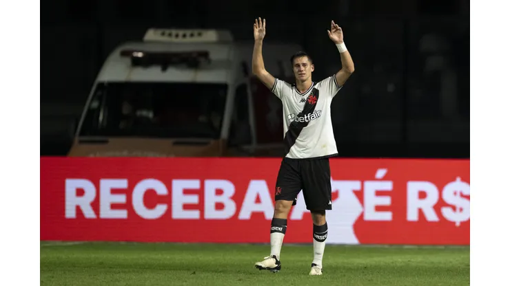 Estrella jogador do Vasco comemora seu gol durante partida contra o Sao Paulo no estadio Sao Januario pelo campeonato Brasileiro A 2024. Foto: Jorge Rodrigues/AGIF