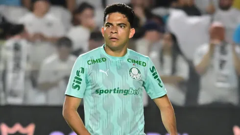 Bruno Rodrigues jogador do Palmeiras durante aquecimento antes da partida contra o Santos no estadio Vila Belmiro pelo campeonato Brasileiro A 2025. Foto: Jota Erre/AGIF