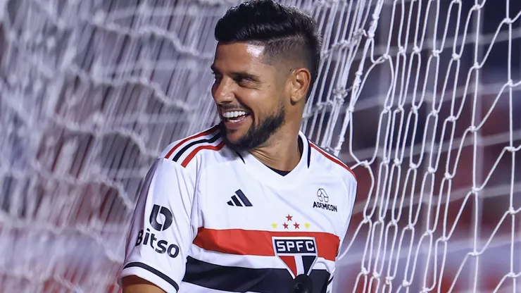 Cicinho durante jogo festivo em 2023.
