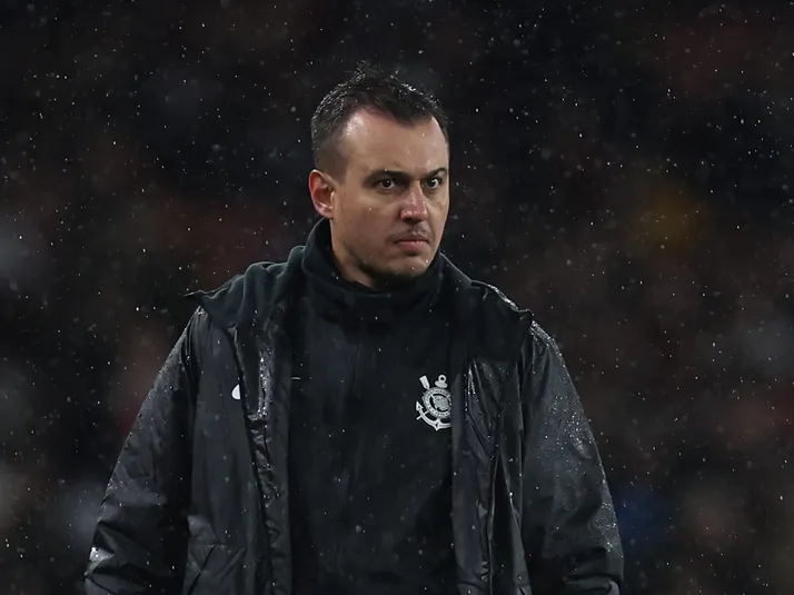 Corinthians anuncia demissão do treinador Lucas Piccinato