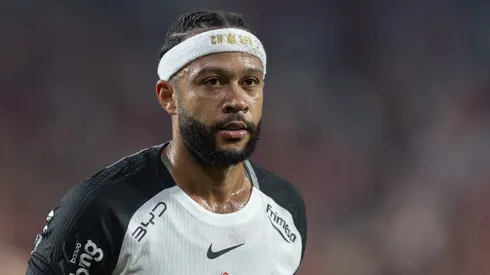 Memphis Depay em campo pelo Corinthians. Foto: Hedeson Alves/AGIF