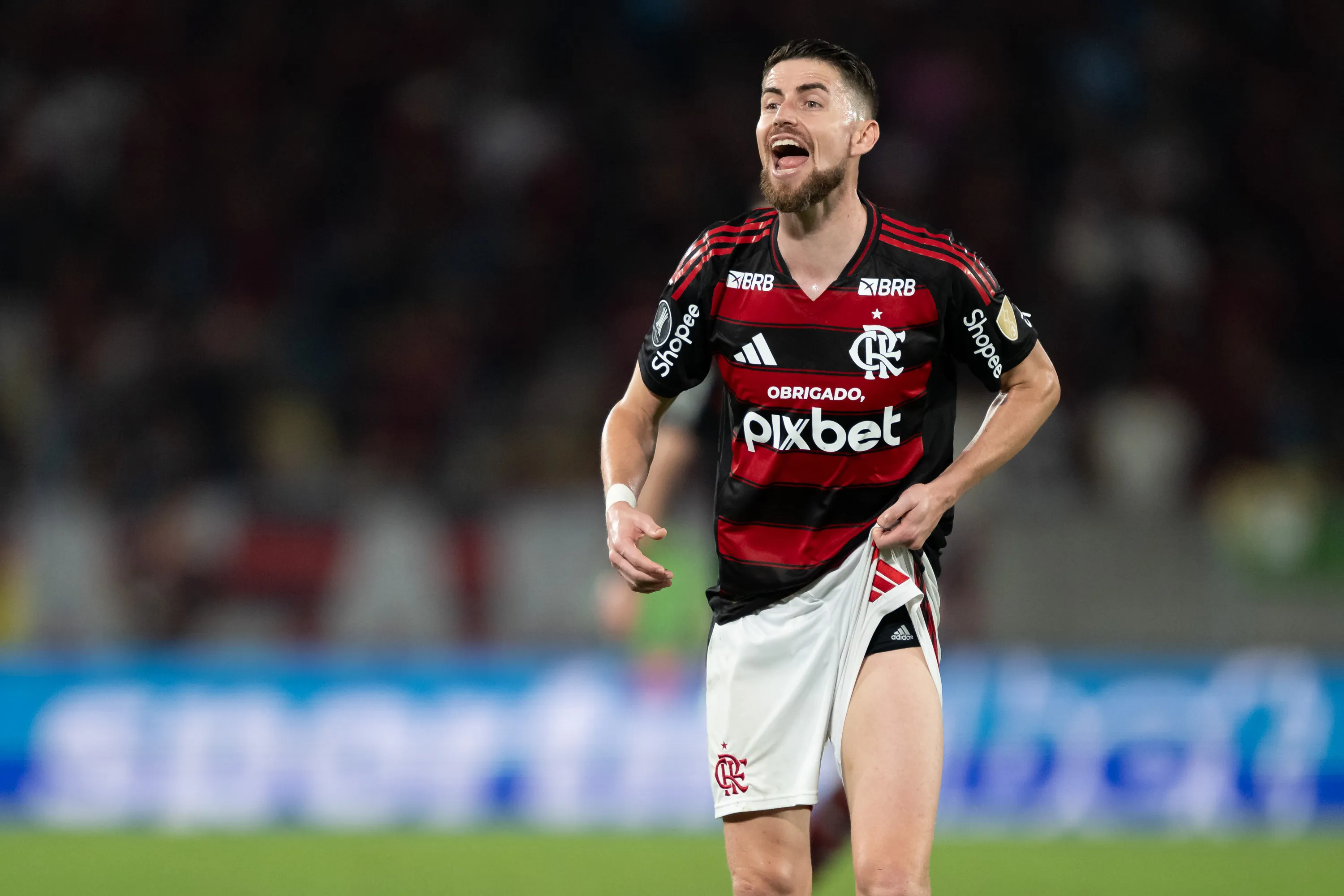 Jorginho jogador do Flamengo durante partida contra o Internacional no estadio Maracana pelo campeonato Copa Libertadores 2025. Foto: Jorge Rodrigues/AGIF