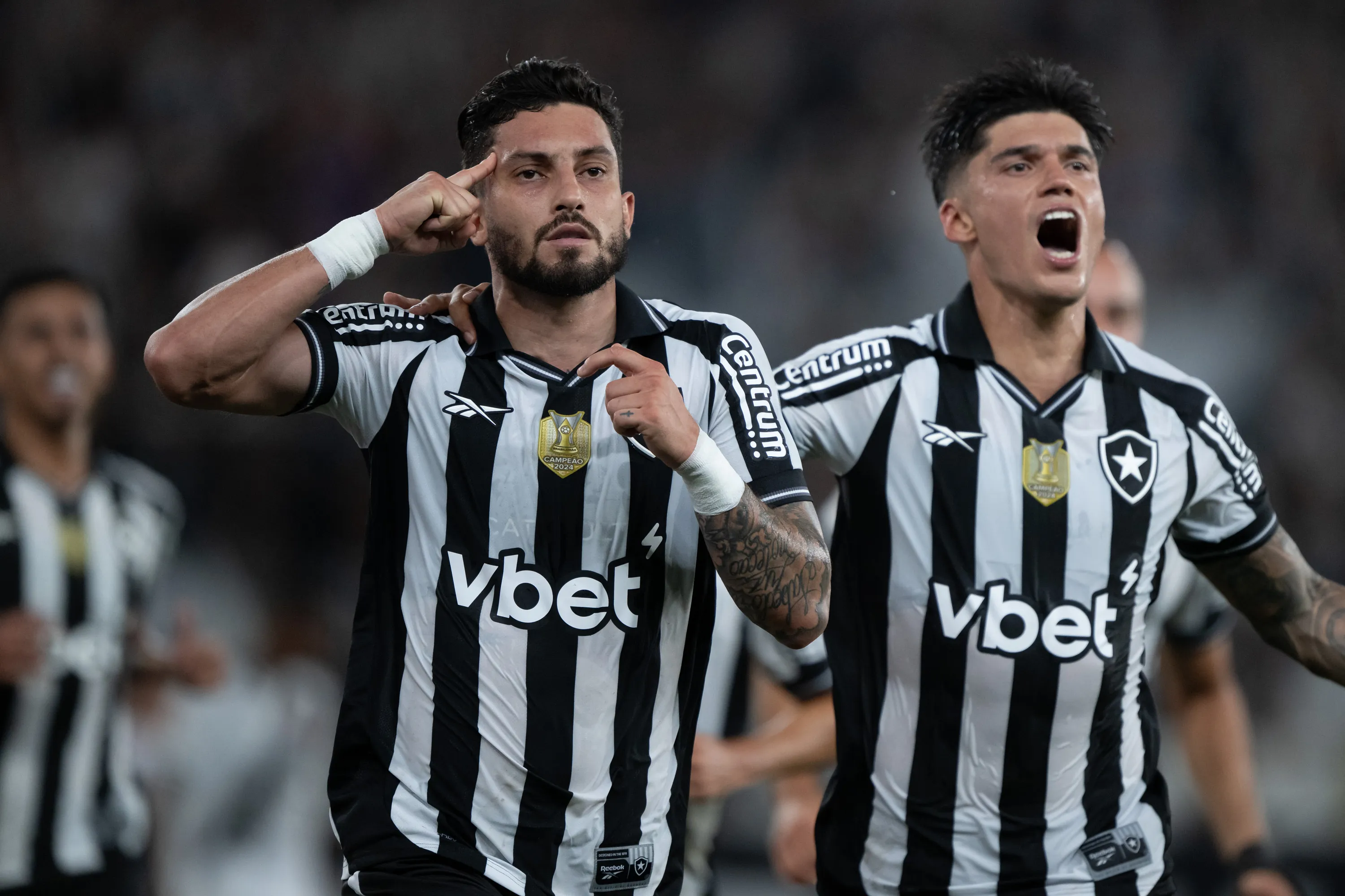 Alex Telles durante partida contra o Vasco no Campeonato Brasileiro de 2025. Foto: Jorge Rodrigues/AGIF
