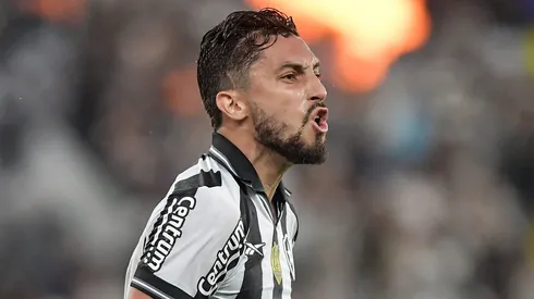 Alex Telles durante confronto contra o Sport no Brasileirão de 2025.